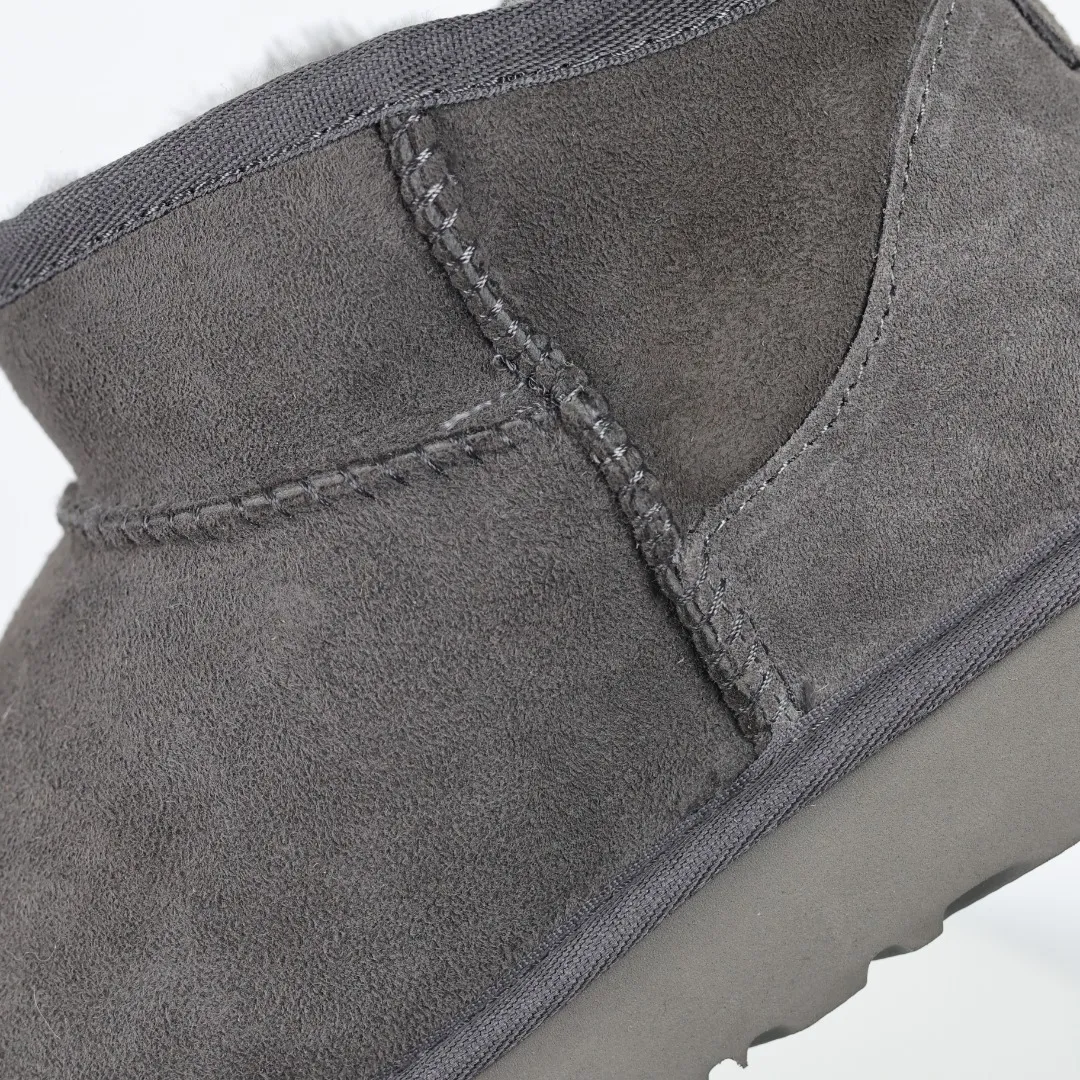 Pick up locally 💰520 Core recommendation Good price It is a very suitable choice for keeping warm in winter and at home. In the new year, uug launched a series of styles, which are partial to the preferences of young consumers and have also moved to the forefront of fashion trends. Shoe body material Water-repellent coated suede upper 17mm UGGPURE™ implantable wool insole Lightweight non-slip comfortable rubber outsole With brand LOGO trademark Comes with a full set of packaging Size: 35 36 37 38 39 40 41 42 43 44